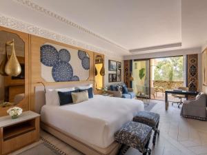 Postel nebo postele na pokoji v ubytování Fairmont Tazi Palace Tangier