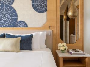 Postel nebo postele na pokoji v ubytování Fairmont Tazi Palace Tangier