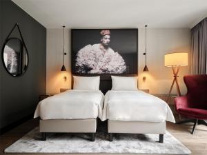 Radisson Collection Hotel, Berlin客房内的一张或多张床位