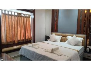 Postel nebo postele na pokoji v ubytování Hotel sai deogar