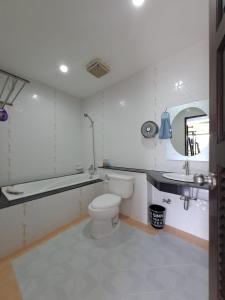 Ένα μπάνιο στο Cocoloco hostel +64 φωτογραφίες