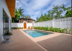 una piscina nel cortile di una casa di Luxurious 2BR Villa in Panglao, Bohol a Panglao