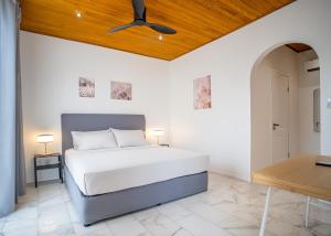 una camera da letto con un letto e un ventilatore a soffitto di Luxurious 2BR Villa in Panglao, Bohol a Panglao Altre 9 foto