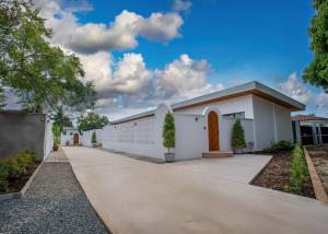 una casa bianca con vialetto di Luxurious 2BR Villa in Panglao, Bohol a Panglao