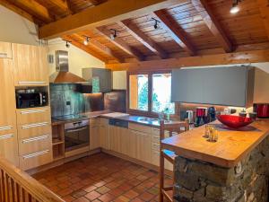 Η κουζίνα ή μικρή κουζίνα στο Chalet CABOTTE Les Granges Arc 1600 Domaine Paradiski