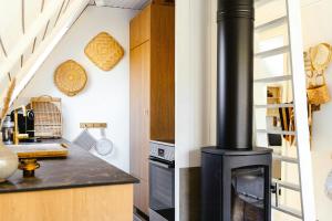 Køkken eller tekøkken på Renovated Summer Home With Terrace