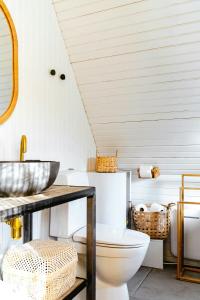 Χώρος καθιστικού στο Renovated Summer Home With Terrace