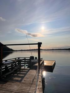 a dock with a fishing rod on the water at En Perle ved Masfjorden in Masfjorden