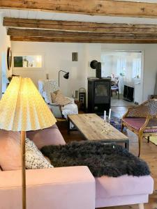 una sala de estar con un sofá y una mesa en Cottage Charm Near Svebølle Amidst Fields, en Svebølle