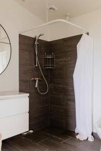 Ένα μπάνιο στο Enjoy The Sound Of Crashing Waves And Ocean Views +21 φωτογραφίες