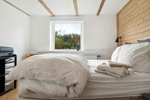 Un pat sau paturi într-o cameră la Enjoy The Sunset In Mosely With Private Beach