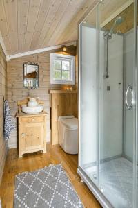 Ένα μπάνιο στο Experience The Simple Life In This Nature Cabin