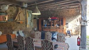 a living room with chairs and a table and a counter at Chez Patoue Gîte et Chambre d'hôtes in Sanvensa