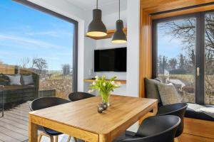 Un comedor con mesa y sillas de madera. en Light Flooded Holiday House On The Baltic Sea, en Ahrenshoop 9 fotos más
