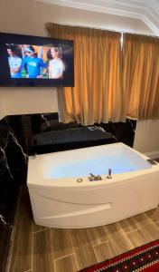 TV a/nebo společenská místnost v ubytování Flored Hotel