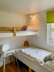 Habitación pequeña con litera y escritorio. en All-Season Cabin With Fjord View In Mandal, en Mandal