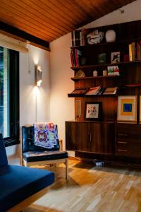 soggiorno con sedia e libreria di Wild Nature Experience And Art In New Setting a Hornbæk