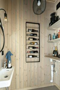 bagno con rastrelliera di bottiglie di vino appesa al muro di Norefjell Cottage With Sauna And Whirlpool a Noresund Altre 19 foto