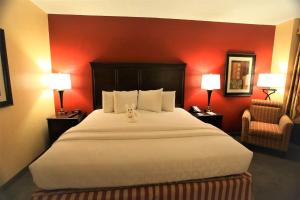 Postel nebo postele na pokoji v ubytování Hotel DSR Tark Plaza Near IGI Airport Delhi