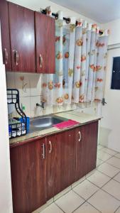 cocina con fregadero y cortina de ducha en Drift and Dream, en Syokimau