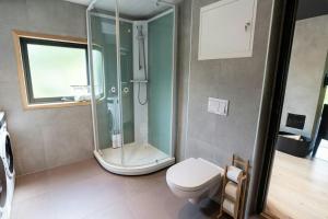 Koupelna v ubytování Modern And Rustic Cabin With Fjord View In Samnanger + 26 fotografií