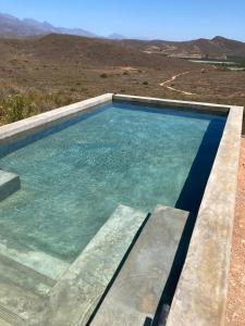 una piscina con vistas al desierto en Kampala Farm, en Bonnievale