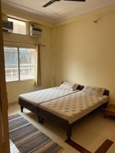 Giường trong phòng chung tại Santushti