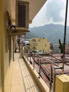 Cảnh núi rừng hoặc tầm nhìn ra núi từ nhà khách