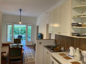 Una cocina o cocineta en Fűzfás Apartman