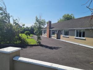 an empty driveway in front of a house at Rosemount in Sligo