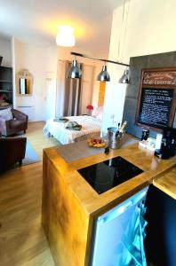 une cuisine avec un comptoir avec un évier dans une pièce dans l'établissement Kalu Studio 8 - Studio cosy Centre médiéval Sarlat, à Sarlat-la-Canéda