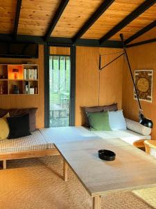Habitación con cama grande y mesa. en Original 70S Home Surrounded By Woods, en Vejby