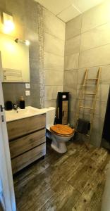 une salle de bain avec des toilettes en bois et un lavabo dans l'établissement Kalu Studio 8 - Studio cosy Centre médiéval Sarlat, à Sarlat-la-Canéda