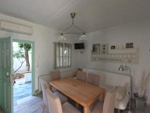 ein Esszimmer mit einem Holztisch und Stühlen in der Unterkunft Crisio Studios in Skyros