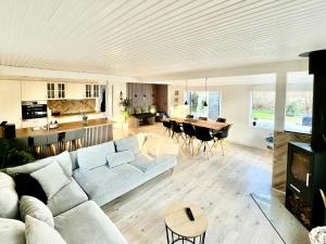 un salon avec un canapé et une table dans l'établissement Modern Cottage Near North Zealand's Beaches, à Smidstrup