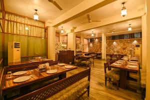 斋浦尔欧姆尼瓦斯套房酒店的餐厅里有桌椅的餐厅