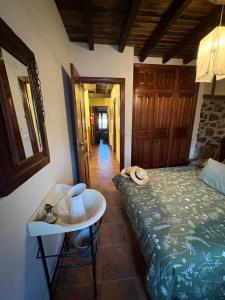 una stanza con un letto e un tavolo con un tavolo sidx sidx sidx di Casa Rural La Luciérnaga Salamanca a Sorihuela Altre 44 foto