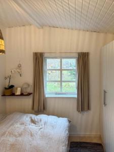 une chambre avec un lit et une fenêtre dans l'établissement Cottage Near Beach Perfect For Families, à Højby 13 autres photos