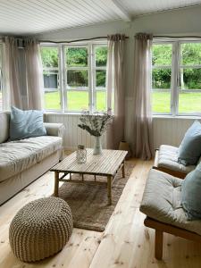 un salon avec deux canapés et une table basse dans l'établissement Cottage Near Beach Perfect For Families, à Højby