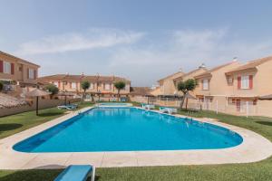 ein Bild von einem Swimmingpool bei einem Haus in der Unterkunft Puerta Marina Costa de la Luz in La Redondela