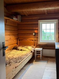 VenabygdにあるCharming Cabin Near Rondane National Parkの木製の壁のベッドルーム1室