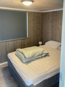En eller flere senge i et værelse på Traditional Cabin In Nøsterbølia