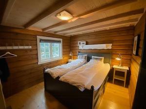 Ένα ή περισσότερα κρεβάτια σε δωμάτιο στο Log Cabin With Modern Style Near Vardefjell