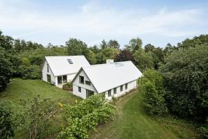 une vue aérienne d'une maison blanche dans les bois dans l'établissement Fjord-Close Cottage With Beautiful View, à Hemmet