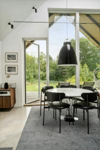 une salle à manger avec une table et des chaises dans l'établissement Fjord-Close Cottage With Beautiful View, à Hemmet