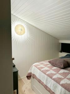 1 dormitorio con 1 cama con techo blanco en Split-Level Holiday Home With View Of Årø, en Haderslev