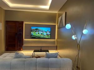 Una televisión o centro de entretenimiento en Timmyshortlets