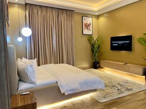 Una cama o camas en una habitación de Timmyshortlets