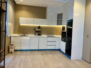 Una cocina o kitchenette en Timmyshortlets