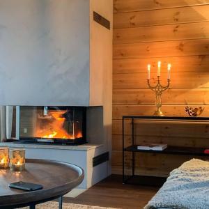 a living room with a fireplace and a coffee table at Fantastisk Familiehytte Nær Geilo in Geilo